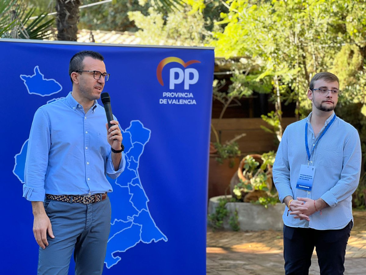 NNGG_Valencia's tweet photo. 💙 INTERMUNICIPAL NNGG PROVINCIA DE VALENCIA. 

🤝🏻 Queremos dar las gracias a todos los ponentes, alcaldes, concejales y a todos los miembros de la dirección del partido que nos acompañaron:

👥 Nuestro Presidente @Vicente_Mompo_  y nuestra Secretaria General @RMazzolari https://t.co/Ey2VKHrajg