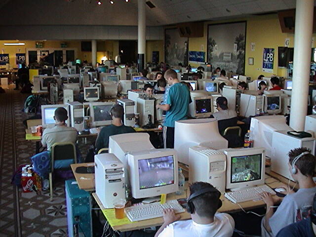 CSGOhistories's tweet photo. COUNTER-STRIKE LAN EVENT https://t.co/H5KGHUehxi