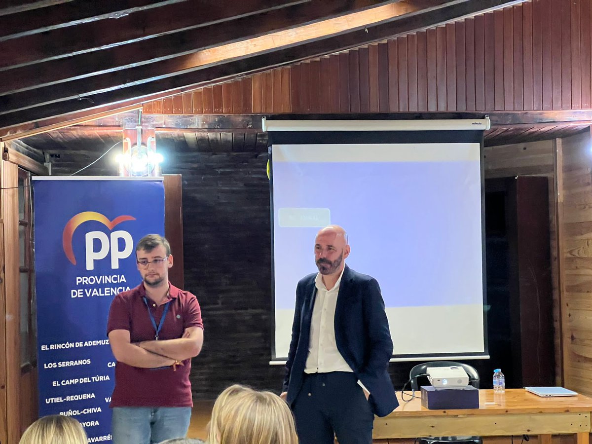 NNGG_Valencia's tweet photo. 🗣 El gran comunicador político @RafaLaza y el experto en oratoria @_juliocasillas https://t.co/Z1mcH3TdjF