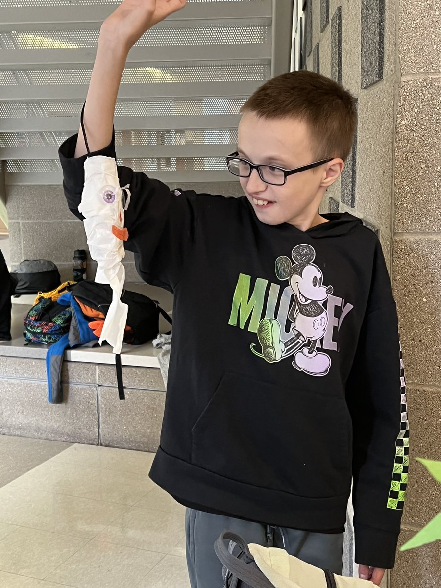 ASmutok's tweet photo. I had so much fun at the #SpartanSidekicks gathering today! Crafts, snacks, games… so fun! Thanks for the invite @UHSspartancafe! What a great event! #inclusionisforall #spartanpride @UxbHSPrincipal https://t.co/QupAnTjQdI