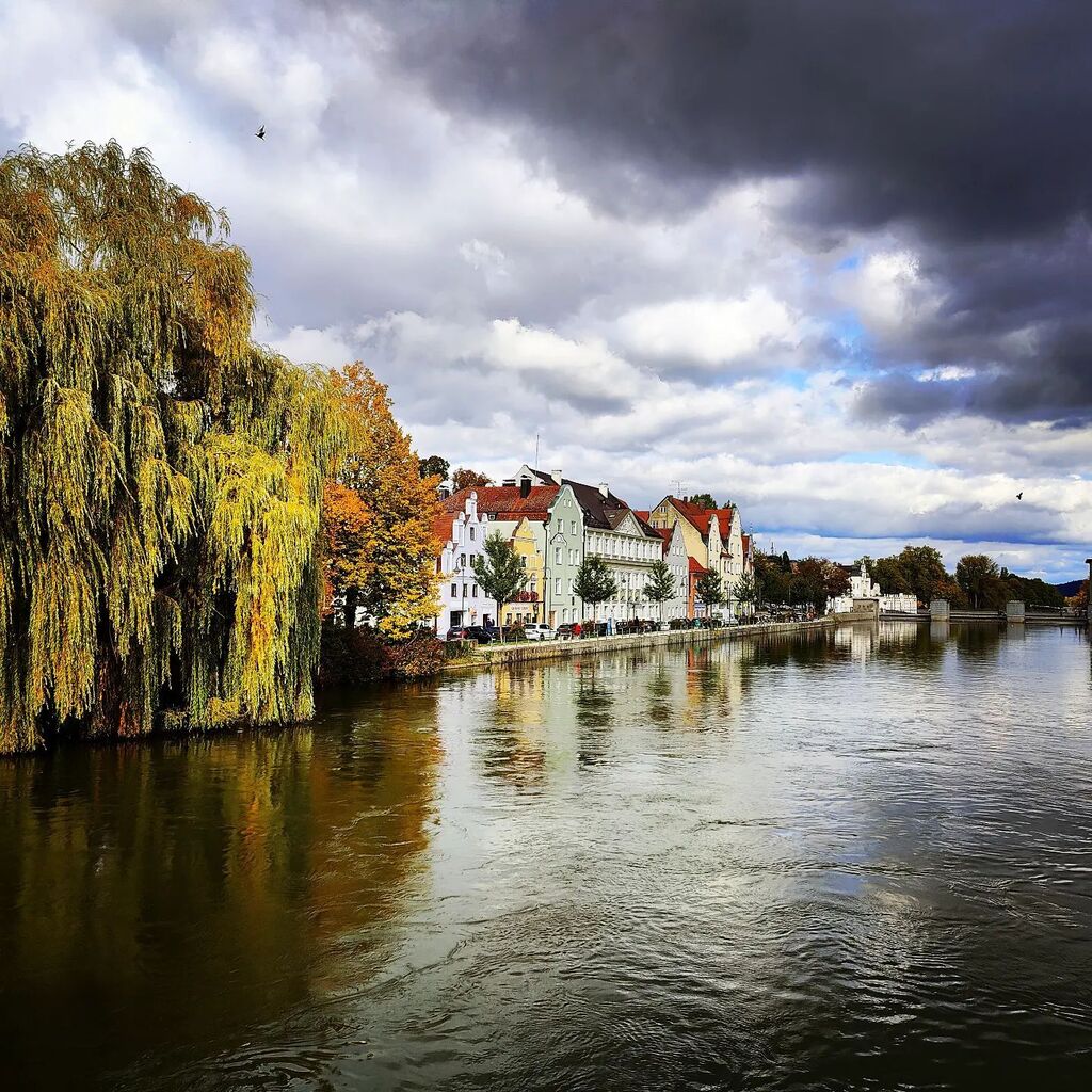 elmiro4ka's tweet photo. Calm before the storm 

#autumn #Isar #OnMyWay #Landshut #BayernLiebe #DE https://t.co/5i6yfE7AMF https://t.co/D3btJf8FEt