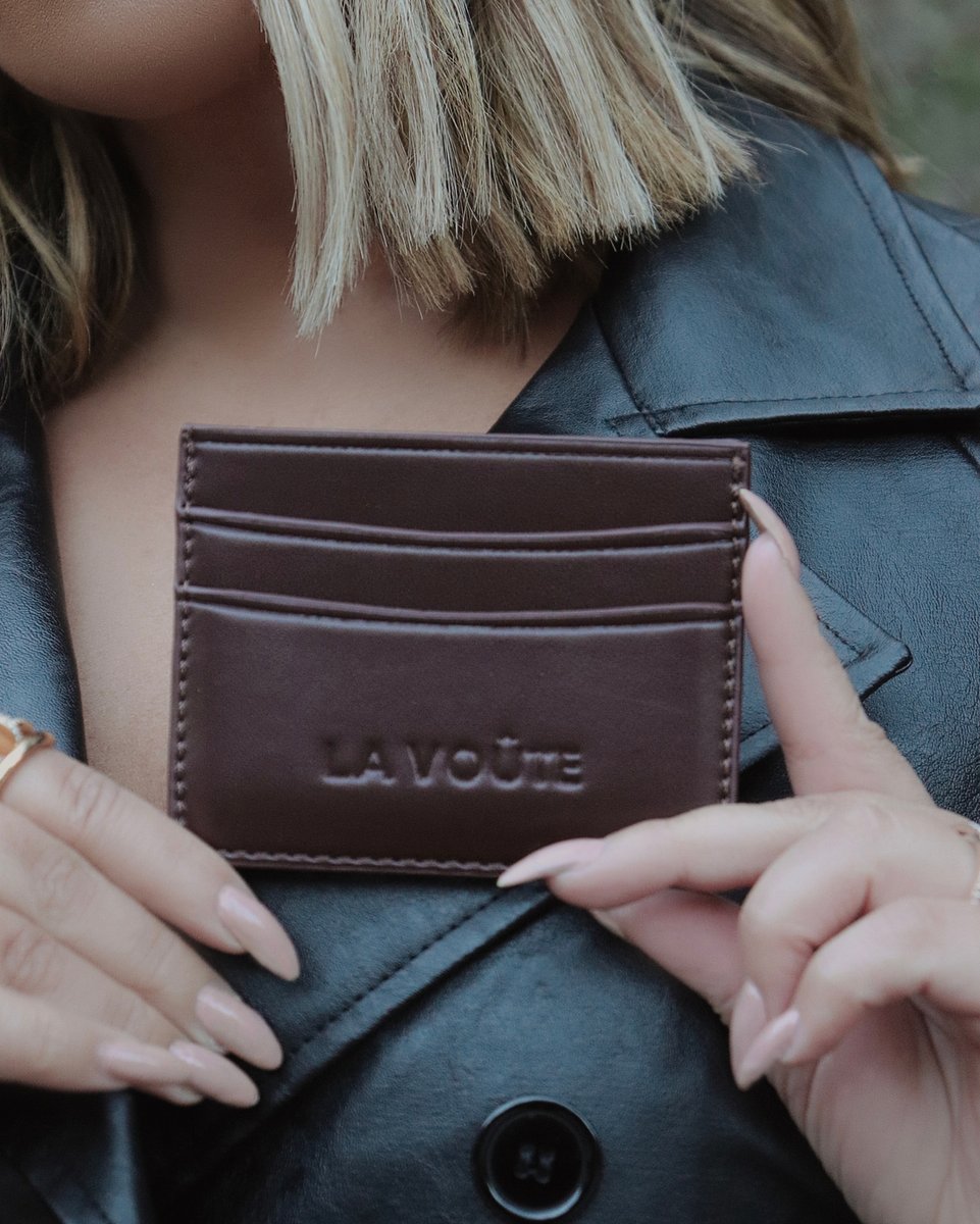 shoplavoute's tweet photo. Carry your valuables in style. Sleek, chic and our signature piece. Tap to shop La Carte in Tobacco for Fall! 🍂 💳 #LAVOUTE https://t.co/m7ktPmOMi9