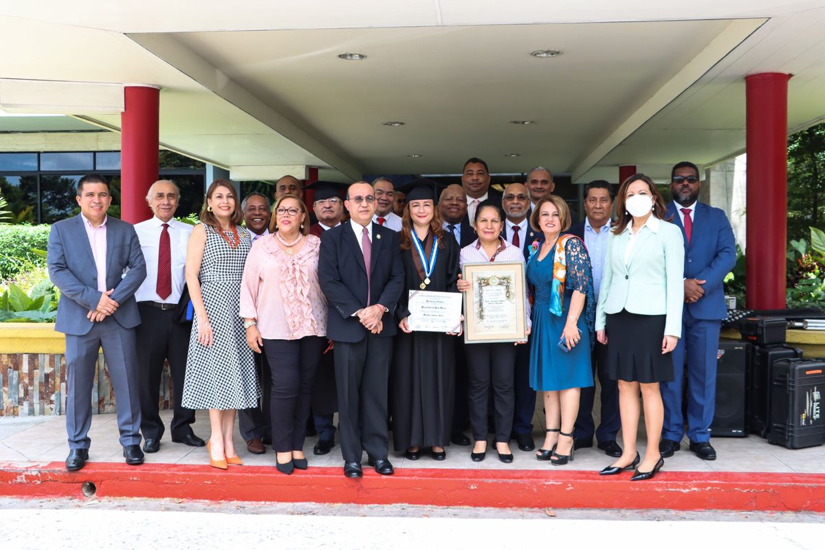 digecreu's tweet photo. Acto de entrega del diploma 300,000 otorgado por la Universidad de Panamá @UNIVERSIDAD_PMA @eflorescastro https://t.co/70htypocOj