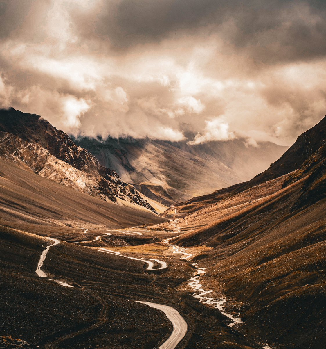 createwithabhi's tweet photo. Life is very uncertain live it the way you always want. Yes I'm living the life with full of joy and happiness. 🤓

#storiesbybug #natgeoyourshot #traveler #wanderer #lahaulspiti #indiapictures #india #travelgram #mytraveldiary #mytravelgram #roadtrip #roads #hellofrom #lahaul https://t.co/q7OnPuxx5r