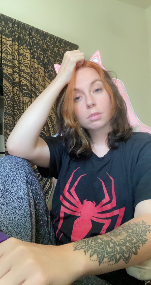 Lissuh3's tweet photo. I’m supposed to be working on stuff and instead I’m playing with Snapchat #whatisfocus #420Girl #imstoned #TwitchStreamers https://t.co/FKpzyavObm