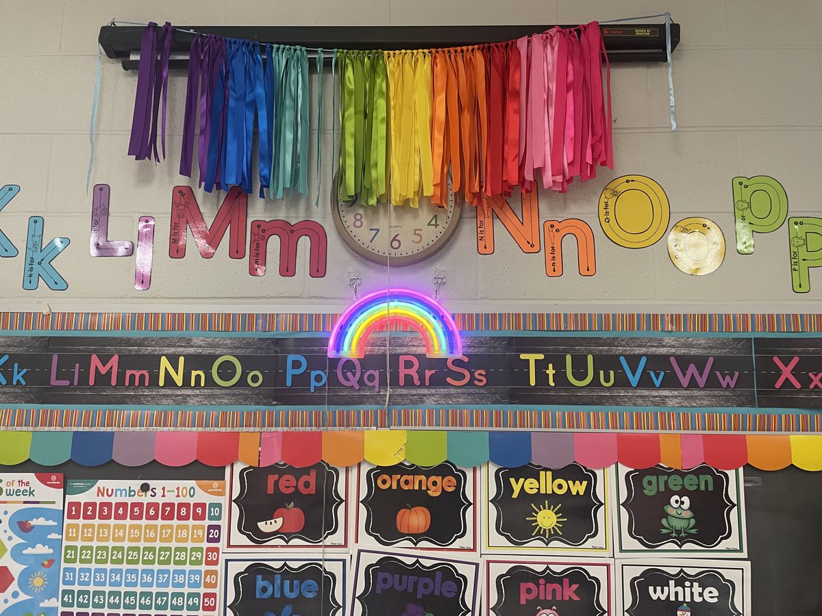Teamwork under the rainbow! Rainbow rotations engage students ⁦<a href="/BESPreKLife/">Abby Bowden</a>⁩! ⁦<a href="/BESBartlett/">BESBartlett</a>⁩ #NoPlaceIdRatherB