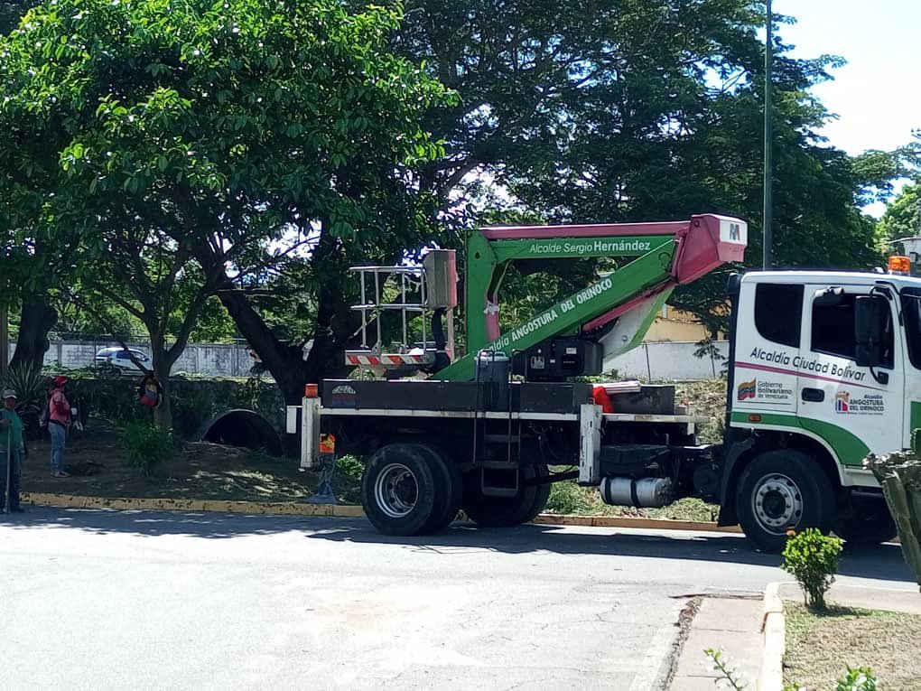 Con labores de limpieza, alumbrado se continúan embelleciendo los espacios del Tribunal Supremo de Justicia #TSJ en Ciudad Bolívar #VenezuelaGaranteDePaz