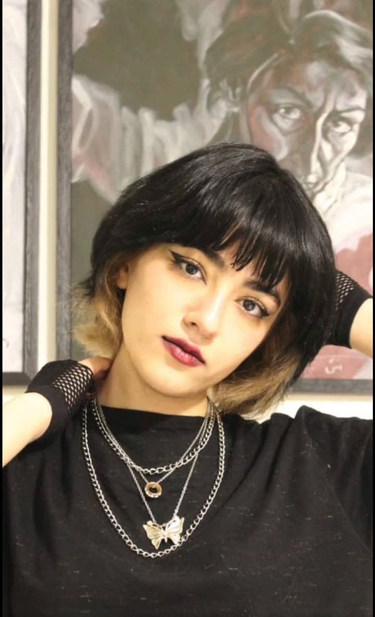 AnonymeCitoyen's tweet photo. Elles s'appelaient Sarina Esmailzadeh et Nika Shakarami, elles avaient 16 et 17 ans. La première a été tuée à coups de matraques par la police iranienne, la seconde a été retrouvée morte avec des fractures au crane, 10 jours après sa disparition🕊️ #Iran #MahsaAmini #NikaShakarami https://t.co/8tXBjCdzfC