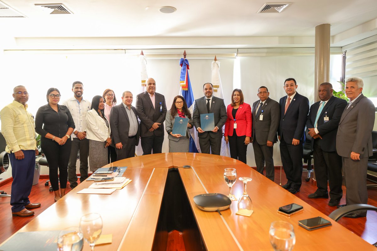 DefensorRD's tweet photo. Firmamos un acuerdo interinstitucional con la Administradora de Subsidios Sociales (ADESS) durante un encuentro encabezado por el #DefensorDelPueblo, @peulloa, y la directora de ADESS,  @Digna10. https://t.co/rzcurZyhBm