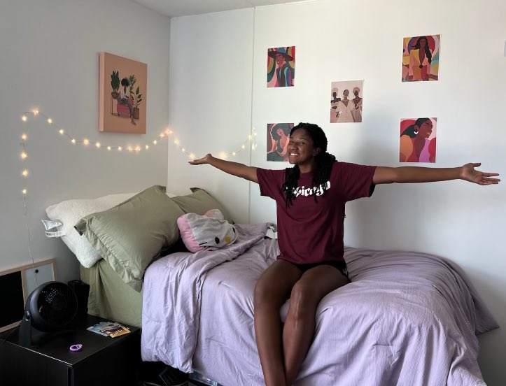 Meet First-Year Amber Williams!
🏠: Jackson, NJ
📚: Biology
outside of 🏀: baking &amp; hanging out with friends
favorite 🎼: Countdown by Beyoncé 
favorite 👟: my purple Crocs