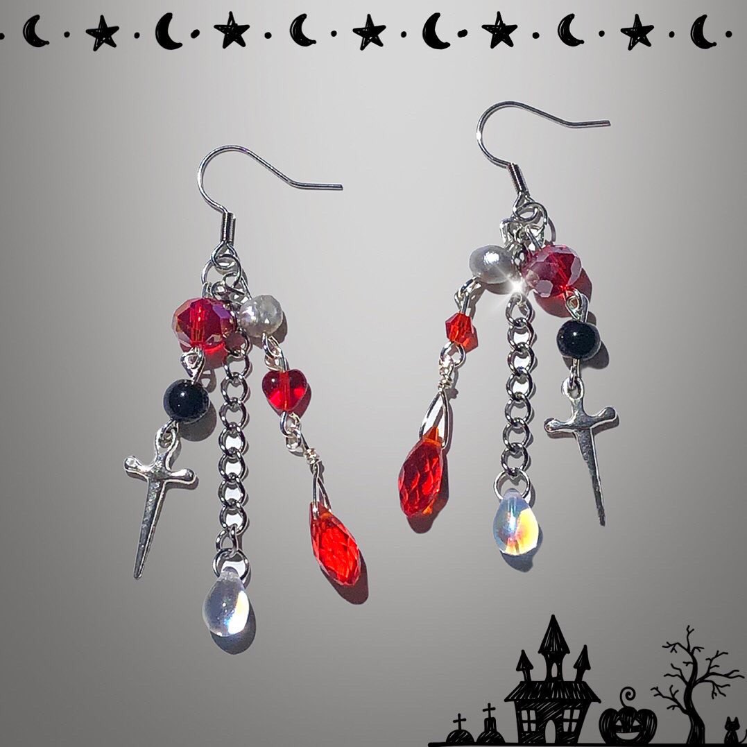 Lovefrogsstore's tweet photo. things r getting spooky around here.. 
spooky earring drop on 10/8!

#spookyearrings #handmadejewelry #halloweenjewelry #spooky🎃 https://t.co/EwG87Uvo8B