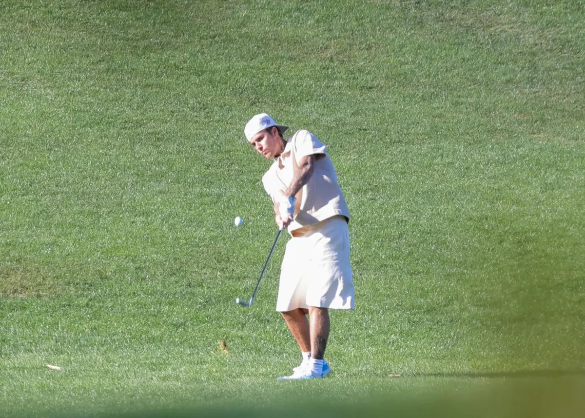 bieberinfoHQ's tweet photo. Justin Bieber jogando golfe em Los Angeles, Califórnia. (01 de outubro) https://t.co/UjV4Qg5Hpn