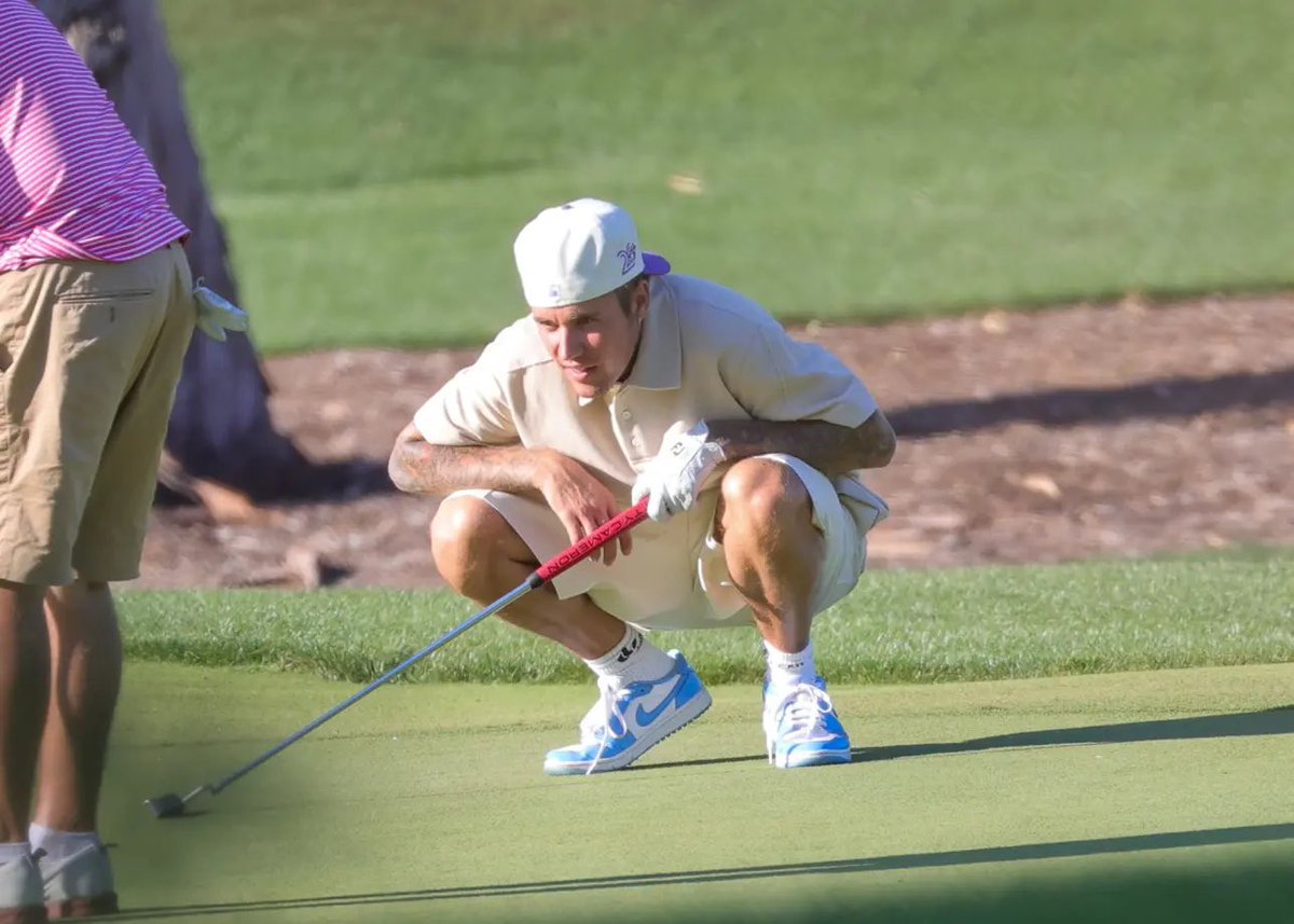 bieberinfoHQ's tweet photo. Justin Bieber jogando golfe em Los Angeles, Califórnia. (01 de outubro) https://t.co/UjV4Qg5Hpn