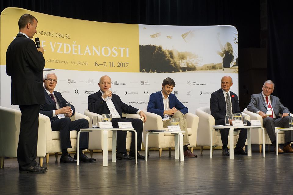 HanaValentova's tweet photo. 1/3 Možná vůbec první debata prezidentských kandidátů se uskuteční – podobně jako před pěti lety – na konferenci Broumovské diskuse. Hosty budou @PavelFischer, @danusenerudova, @general_pavel, @JStredula a uvidíme, kdo dál. Moderuje @VeronikaSedlk. 4. 11. v klášteře Broumov. https://t.co/FxMfhTwmqj