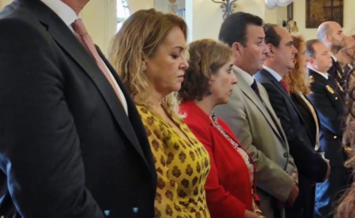 |@SGonzalez_PP, ha asistido a los actos en conmemoración del Día de la <a href="/policia/">Policía Nacional</a> .
Felicitar a todos los agentes y a los condecorados. 
#ÁngelesCustodios 
#DíaDeLaPolicíaNacional 
Fotos: Momento de rezo ante Nuestra Señora del Águila y Patio del Ayuntamiento.