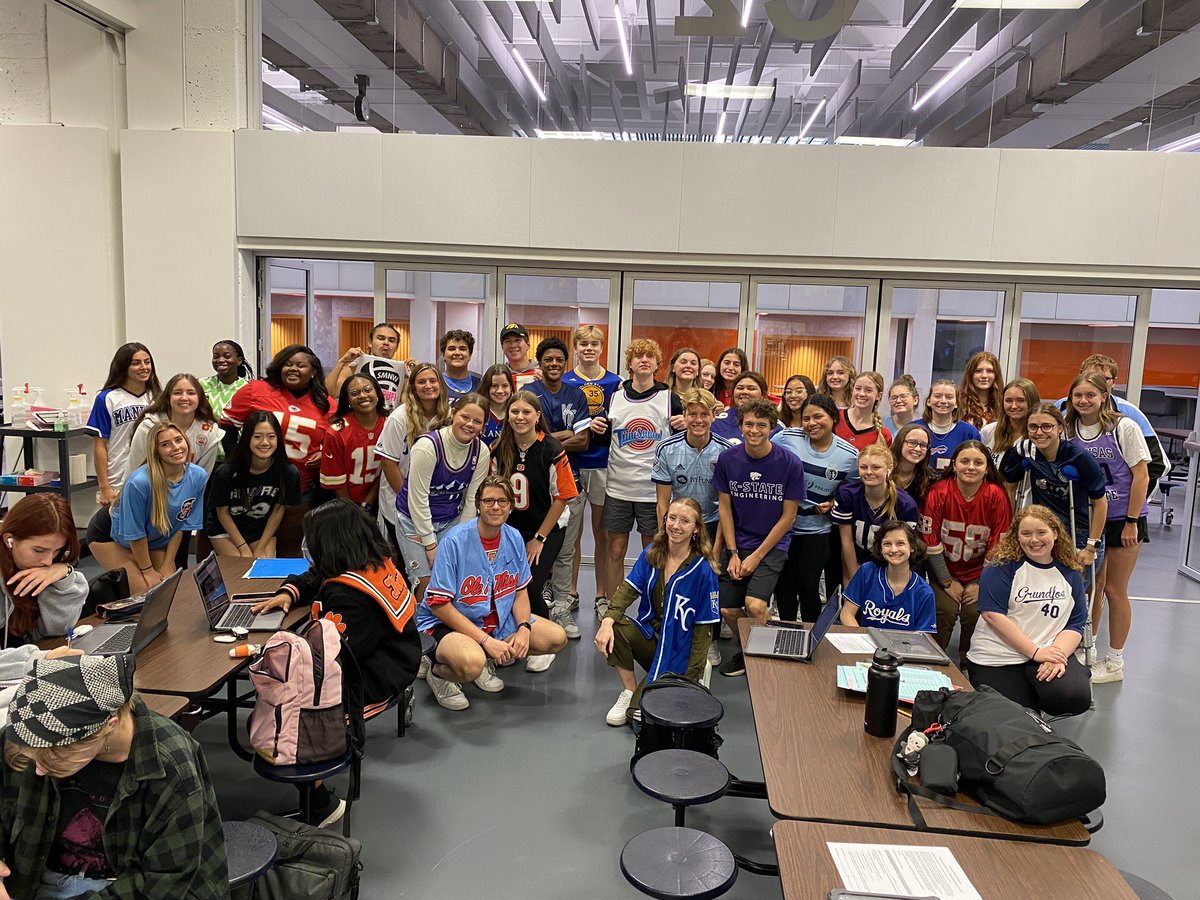 SMNWLinkCrew's tweet photo. Happy Jersey Day @smnw_office!
(With special appearance from Mr. Wolfe from home) https://t.co/tYobBJdD4n