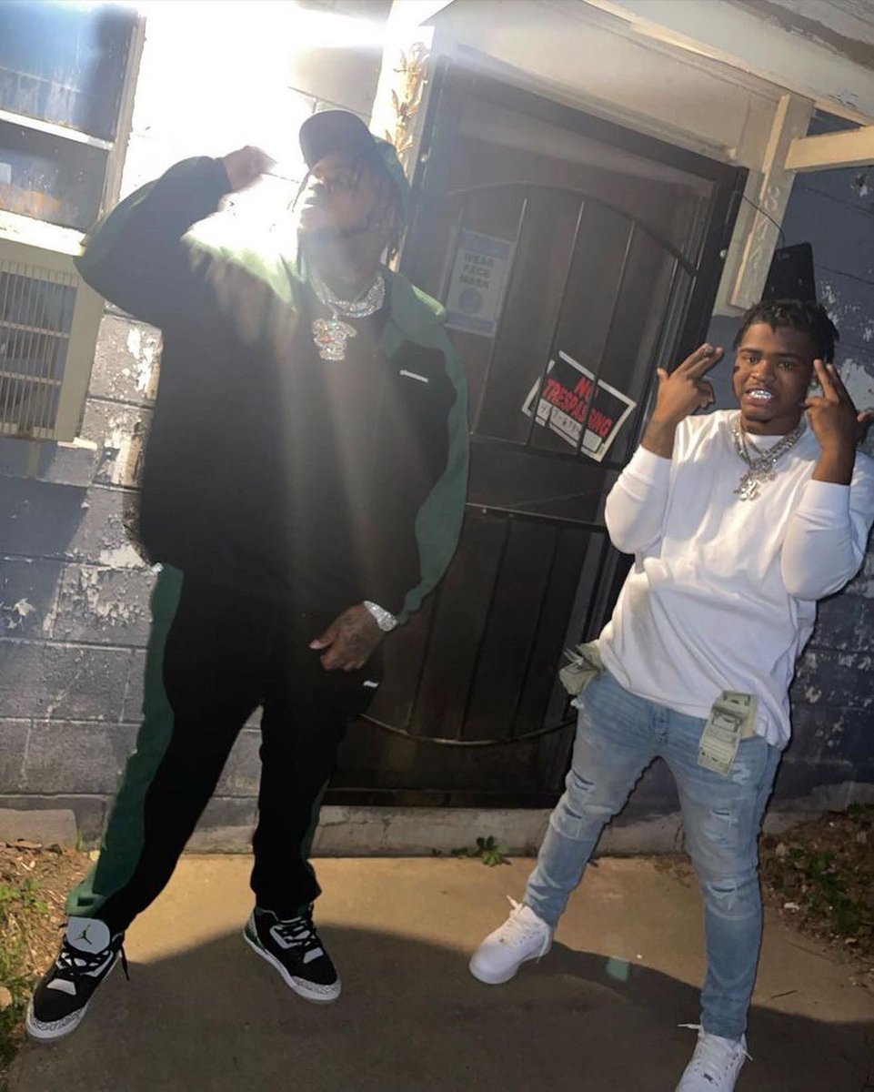 bicfizzle's tweet photo. Everyday I just wake up and play ballll 🏀, casa”migo” make the lil “👩🏽” (takeofff)🥶
#1Klan
#1017 https://t.co/pioHM4TtYY