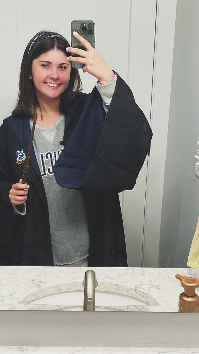 mrs_emilyswift's tweet photo. Hogwarts or bust 🧙🏻#TeacherByTrine #SeniorFSOE https://t.co/NYy8GIu6l0