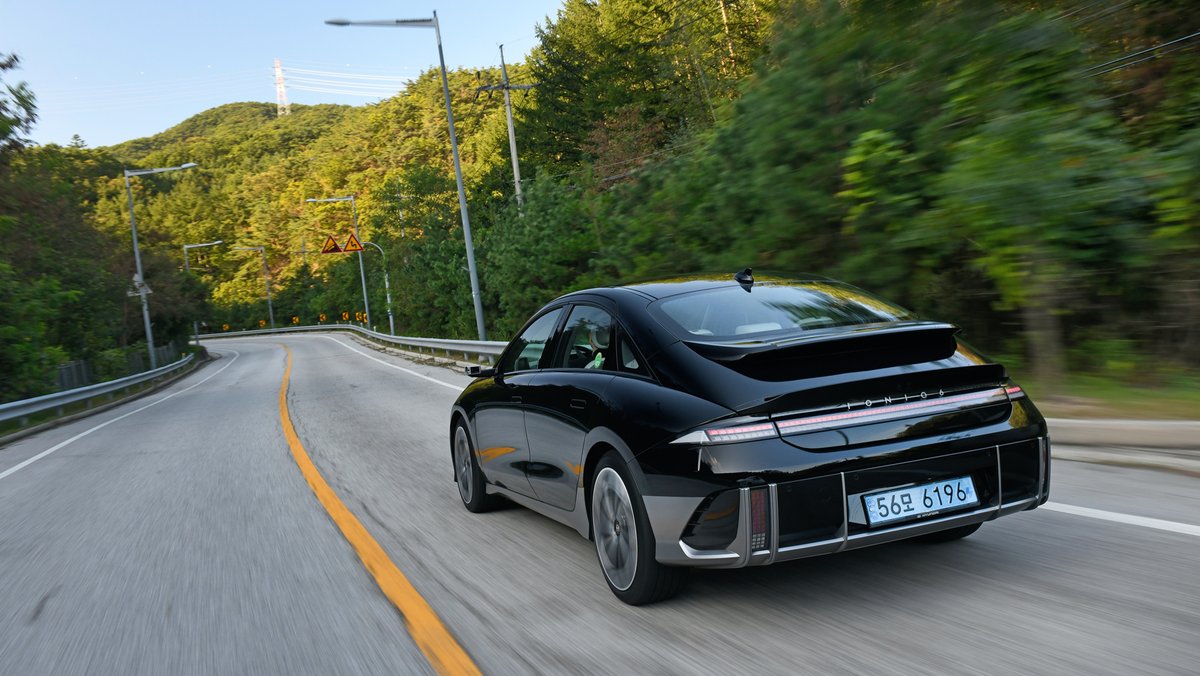 CARmagazine's tweet photo. Whatever the Koreans are drinking, we'll have one of those please... We've had a go in the new #Hyundai Ioniq 6 – not quite the wow factor of the 5, but mega range, a relaxing cabin and refinement in spades, says @benbarrycars ⚡️  👀 
https://t.co/cOHgYFmOrY https://t.co/Xwl1mRat7l
