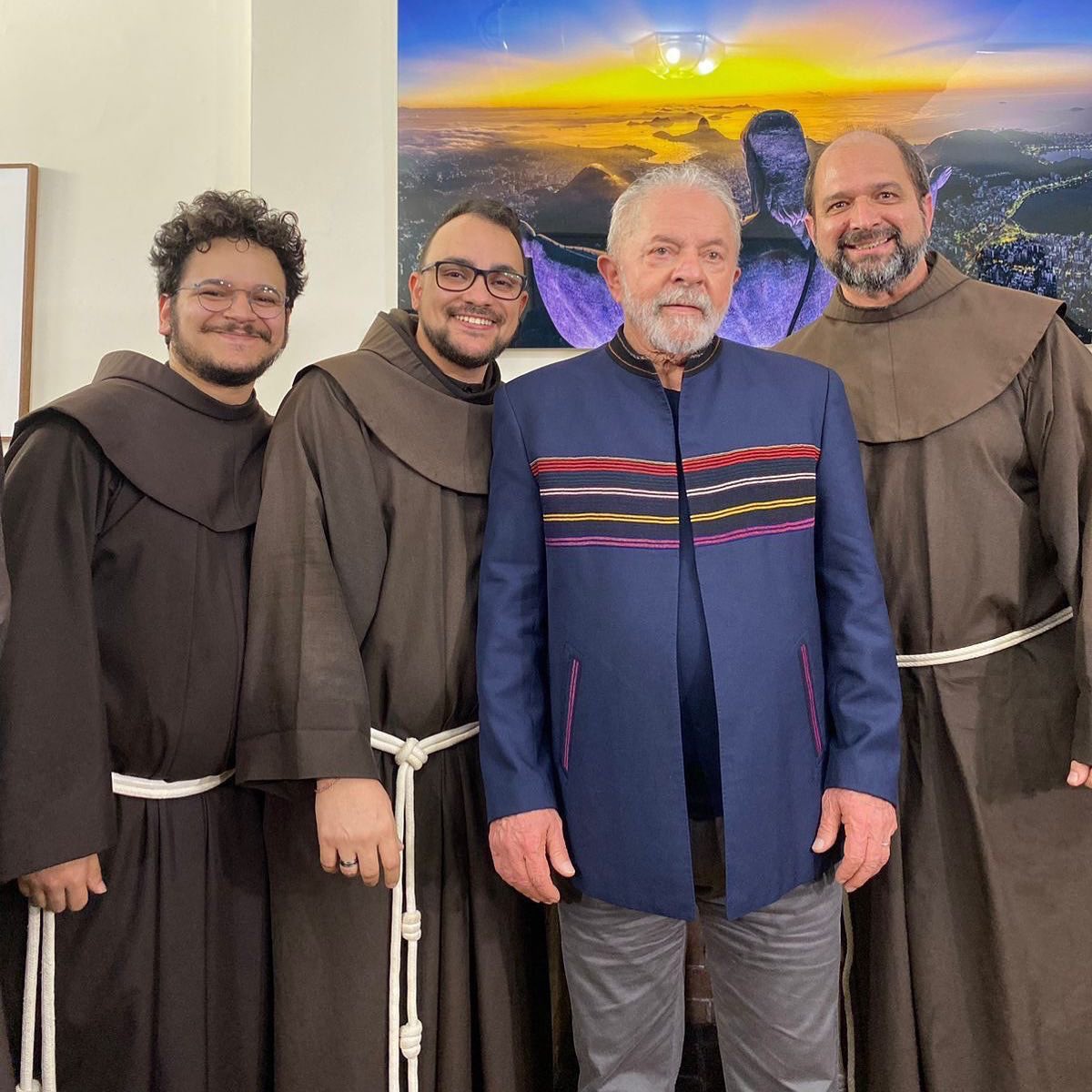 “Onde houver ódio, levemos o amor!” 🤎⭐️✊🏾 Franciscanos com Lula!