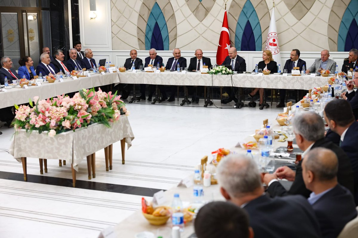 suleymansoylu's tweet photo. Bu toprakların mayası, kardeşliktir.
Sizler, aramıza nifak sokmaya çalışanlara en güzel cevabı birliğimizi ve kardeşliğimizi güçlendirerek verdiniz...

Kadim Aşiretler Federasyonu'ndan kanaat önderleri ve aşiret temsilcileri misafirimizdi.
Her birine ayrı ayrı şükranlarımızla... https://t.co/OroWTkTPNh