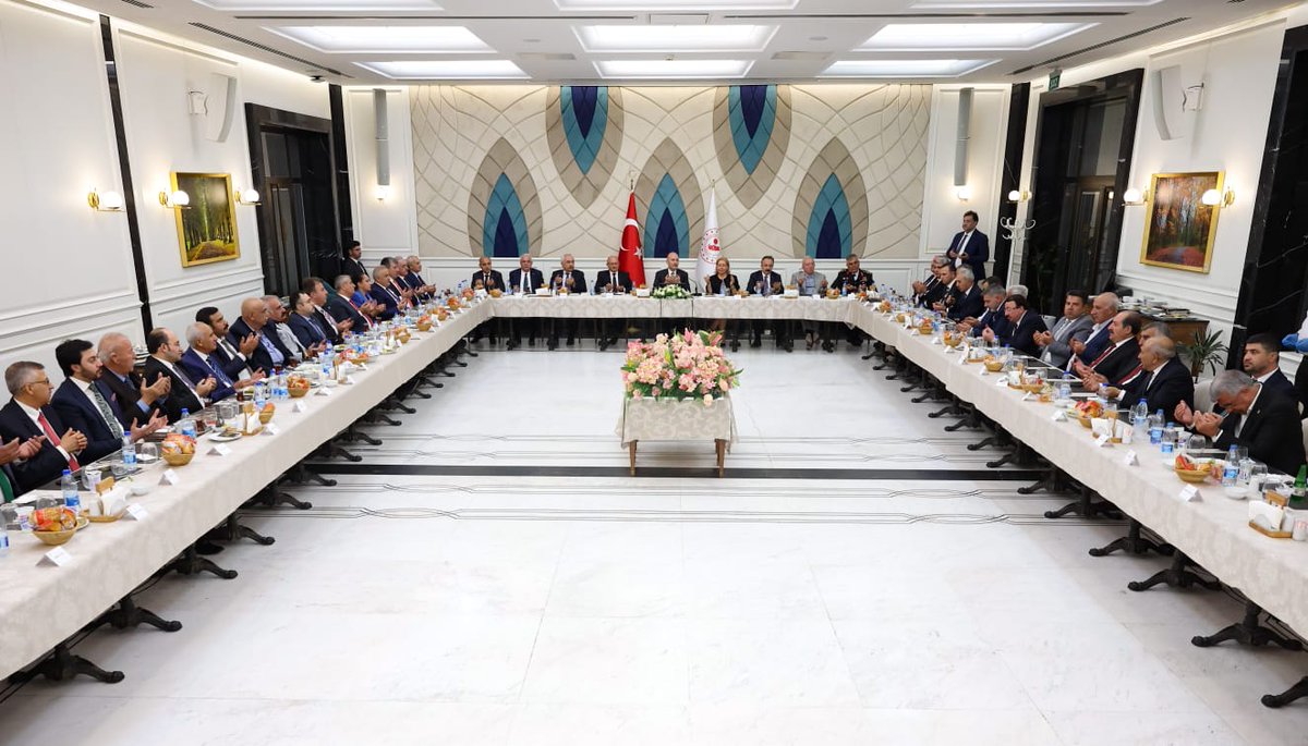 Bu toprakların mayası, kardeşliktir.
Sizler, aramıza nifak sokmaya çalışanlara en güzel cevabı birliğimizi ve kardeşliğimizi güçlendirerek verdiniz...

Kadim Aşiretler Federasyonu'ndan kanaat önderleri ve aşiret temsilcileri misafirimizdi.
Her birine ayrı ayrı şükranlarımızla...