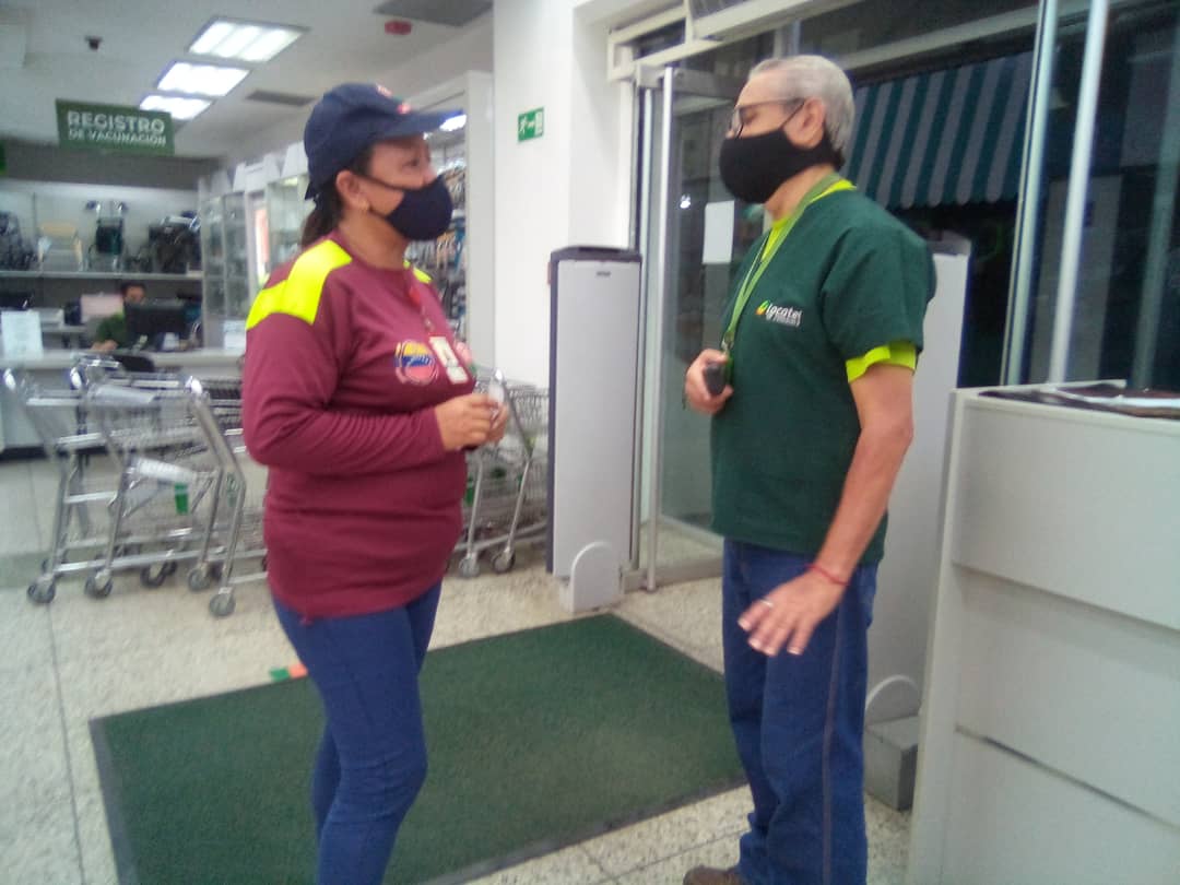 VEN911GUARENAS1's tweet photo. #enterarte #4oct El equipo de Articulación Social del VEN 9-1-1 EGG se trasladó a las instalaciones de LOCATEL, ubicado en el CC Castillejo de la ciudad de Guatire dandole información acerca del funcionamiento que ofrece la Línea única de emergencias VEN 9-1-1 #RostrosDeMiPueblo https://t.co/srUCybc8hb