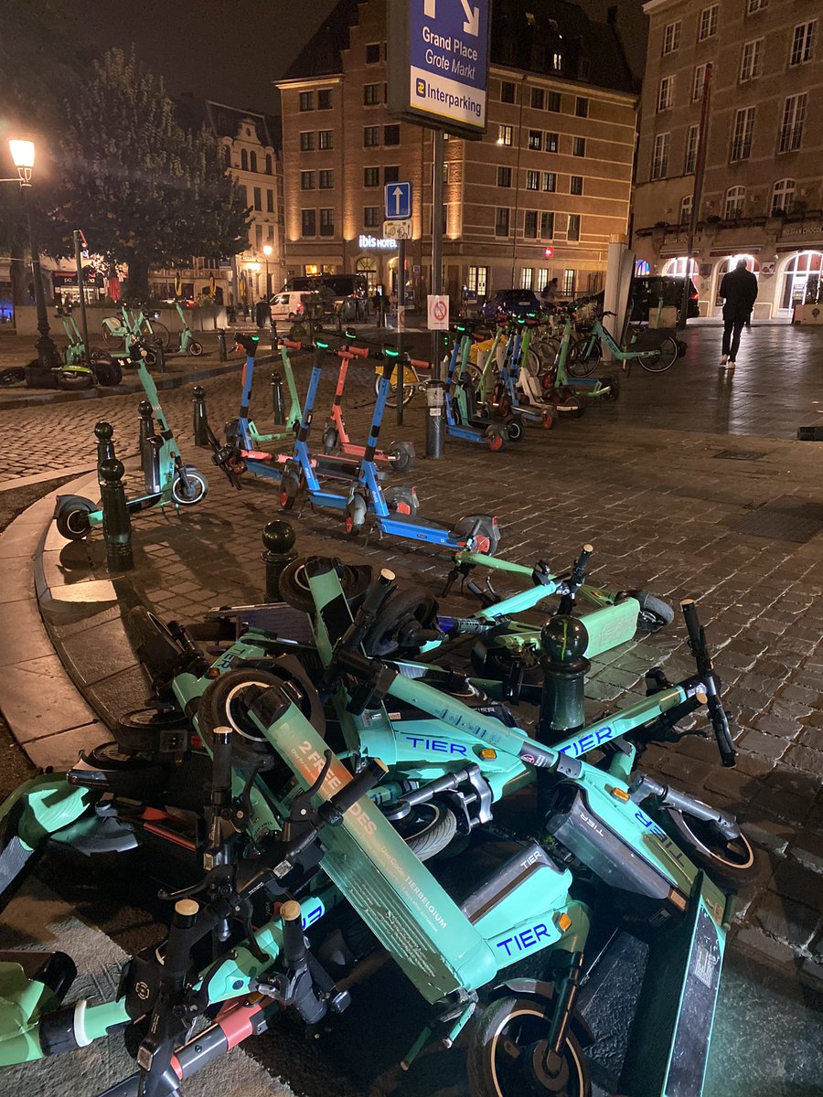 tomgeeroms's tweet photo. Brussel versus Boedapest - Wanneer doet het stadsbestuur hier iets aan??? Als bewoner van het centrum ben ik dit kotsbeu! @ElsAmpe @BiancaDebaets @BartDhondt @elkeroex @PhilippeClose hier ontbreekt duidelijk politieke wil! https://t.co/KvEbWrUrkI
