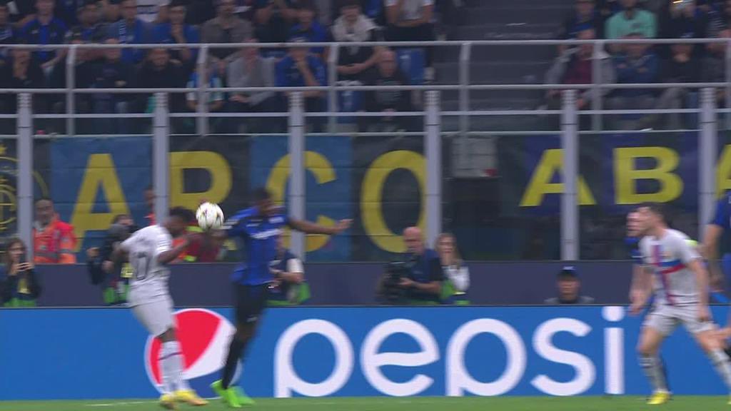 Laporta debería de sacar al equipo del terreno de juego ahora mismo en Milan tras el penalti no pitado contra el Inter y que jueguen los de Uefa y hagan ellos lo que quieran…cada repetición que ofrecen por televisión es más penalti…!!!