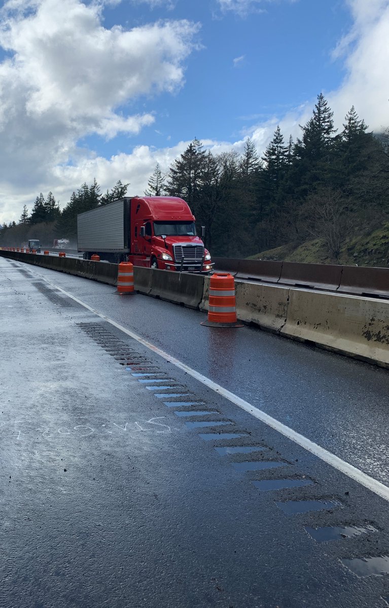 OregonDOT's tweet photo. Heads I-84 EB travelers between Viento State Park and Mitchell Point: Expect around-the-clock lane closures again this fall in the #ColumbiaGorge for #HistoricHighwayStateTrail construction.
Stay up to date! Sign up for emails or texts: https://t.co/ACJvooz2dH #GorgeWork https://t.co/fd6XxeH84T