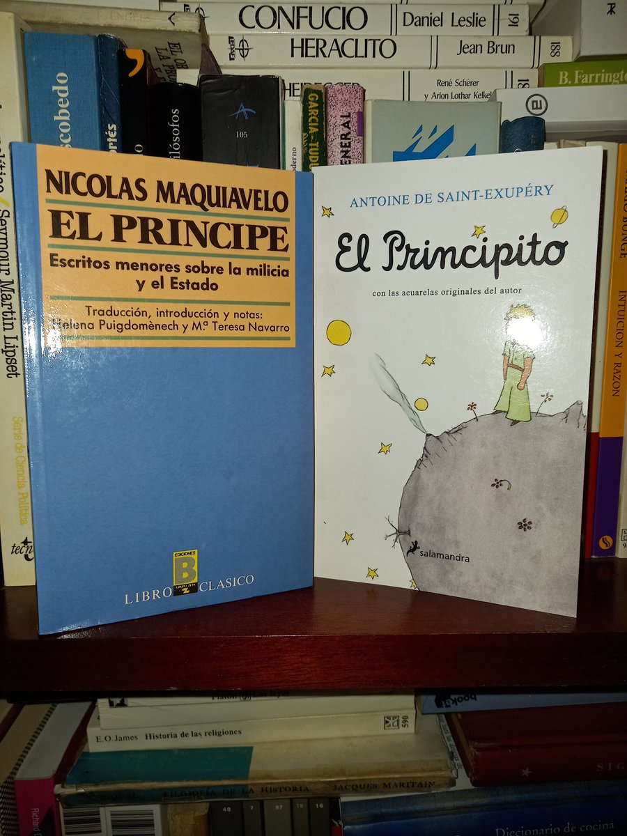 Bircann's tweet photo. ¿Se parecen estos libros? ¿Deberían estar juntos en la biblioteca? 
Invade una sensación extraña al colocarlos así.

#maquiavelo #antoinedesaintexupery #elprincipe #elprincipito #libros📚 #librosylecturas #literatura https://t.co/KVDRKfs2Bm