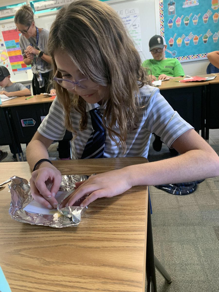 Mini Thomas Edison’s today in 4th grade science! #lakeviewvikes