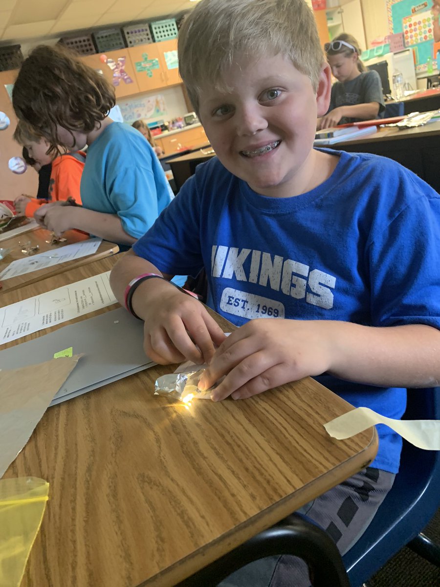 CaitlinDebower's tweet photo. Mini Thomas Edison’s today in 4th grade science! #lakeviewvikes https://t.co/bzreWL3kq3