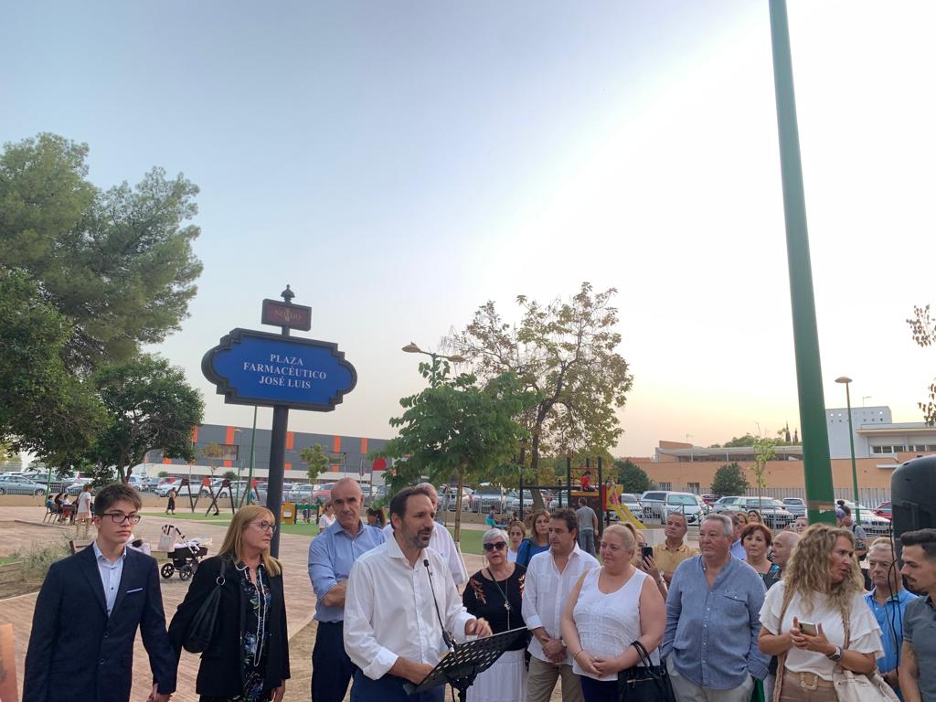Inauguración de la nueva plaza dedicada al Farmacéutico José Luis Barrera, persona comprometida y querida por sus vecin@s, gracias a la Asociación Gines de los Ríos por su trabajo. #DistritoEste #tuDistrito  
<a href="/Ayto_Sevilla/">Ayuntamiento de Sevilla</a>