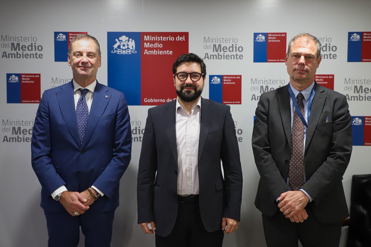 MMAChile's tweet photo. El ministro (s) @max_proano se reunió con el representante de la Comisión Europea, Felice Zaccheo, y miembros de @EUROCLIMA_UE_AL y @UEenChile.
Abordaron acuerdos sobre acción climática, desarrollo del H2v, Transición Socioecológica Justa, crisis hídrica y programa @CopernicusEU https://t.co/aZWCOBD9k9