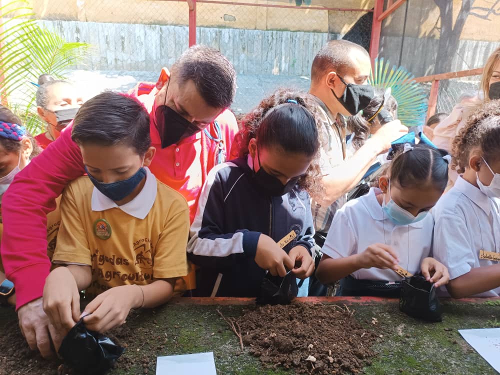 WuikelmanAngelP's tweet photo. Conformar las brigadas ecológicas en cada escuela resulta un aporte en la formación integral en los niños y niñas. Sensibilizarlos en el cuidado del ambiente, los hace seres conscientes y responsables con la vida y el planeta

#RostrosDeMiPueblo 
@NicolasMaduro https://t.co/R3UJcLvFQq