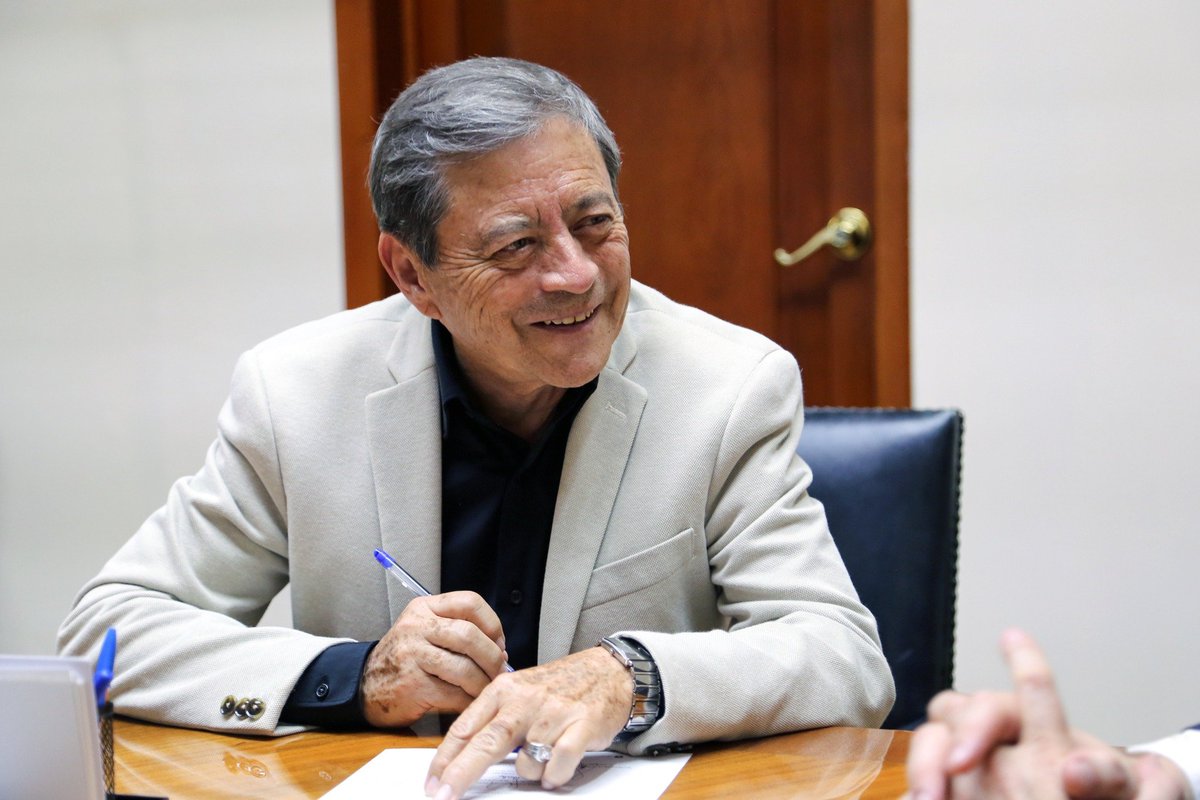 El secretario general de Gobierno Florentino Reyes Berlie, entregó de manera formal el nombramiento al Doctor Rubén Galaviz Tristán como Secretario de Salud del Estado de Aguascalientes.