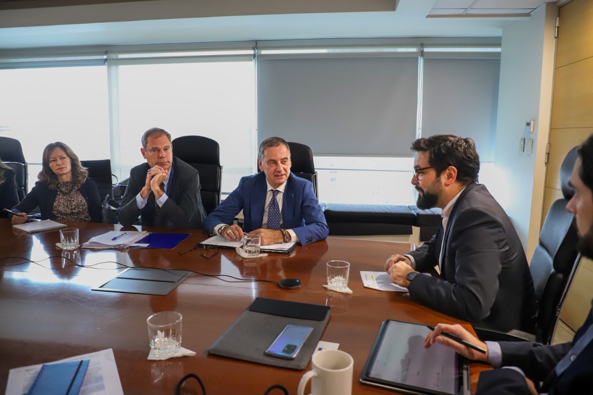 MMAChile's tweet photo. El ministro (s) @max_proano se reunió con el representante de la Comisión Europea, Felice Zaccheo, y miembros de @EUROCLIMA_UE_AL y @UEenChile.
Abordaron acuerdos sobre acción climática, desarrollo del H2v, Transición Socioecológica Justa, crisis hídrica y programa @CopernicusEU https://t.co/aZWCOBD9k9