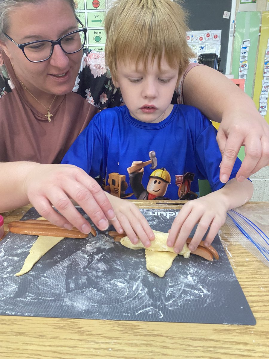 PrincessEGAINS's tweet photo. In todays #cooking class we made some #spiderdogs! Roll up those all beef dogs and watch as they curl into spider legs while baking. @MikeWil03652704 @gecdsbpro @MsRuggaber @learningstance @PEPanthers @WinneyKelly @kathcollins67 https://t.co/Ql6TPH3Hed