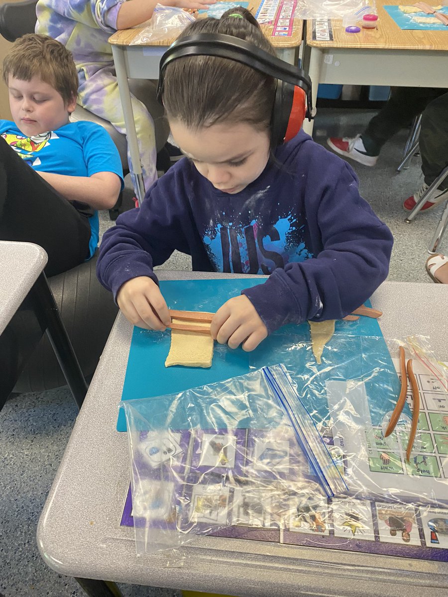 PrincessEGAINS's tweet photo. In todays #cooking class we made some #spiderdogs! Roll up those all beef dogs and watch as they curl into spider legs while baking. @MikeWil03652704 @gecdsbpro @MsRuggaber @learningstance @PEPanthers @WinneyKelly @kathcollins67 https://t.co/Ql6TPH3Hed