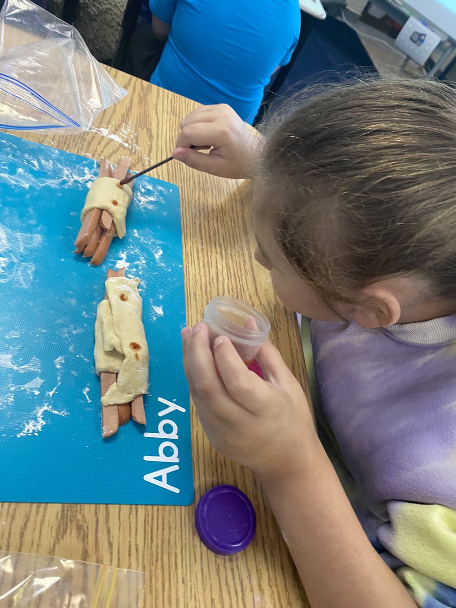 PrincessEGAINS's tweet photo. In todays #cooking class we made some #spiderdogs! Roll up those all beef dogs and watch as they curl into spider legs while baking. @MikeWil03652704 @gecdsbpro @MsRuggaber @learningstance @PEPanthers @WinneyKelly @kathcollins67 https://t.co/Ql6TPH3Hed