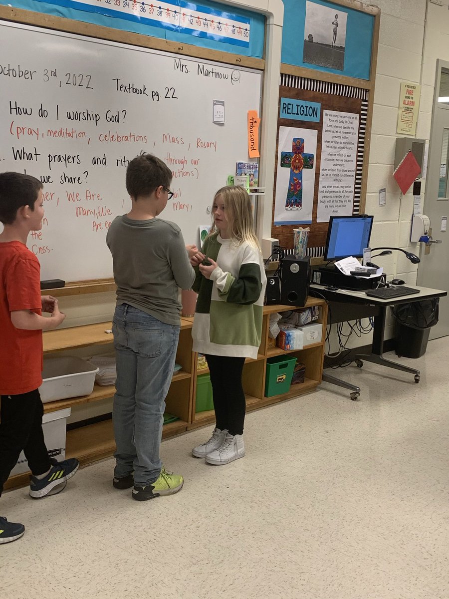MrsMartinow's tweet photo. Yesterday, we discussed rituals at church to prepare for our school Mass this Thursday. Groups then modelled a ritual (kneeling, sign of peace, genuflecting) for their classmates to see. https://t.co/skhvzDSwNp