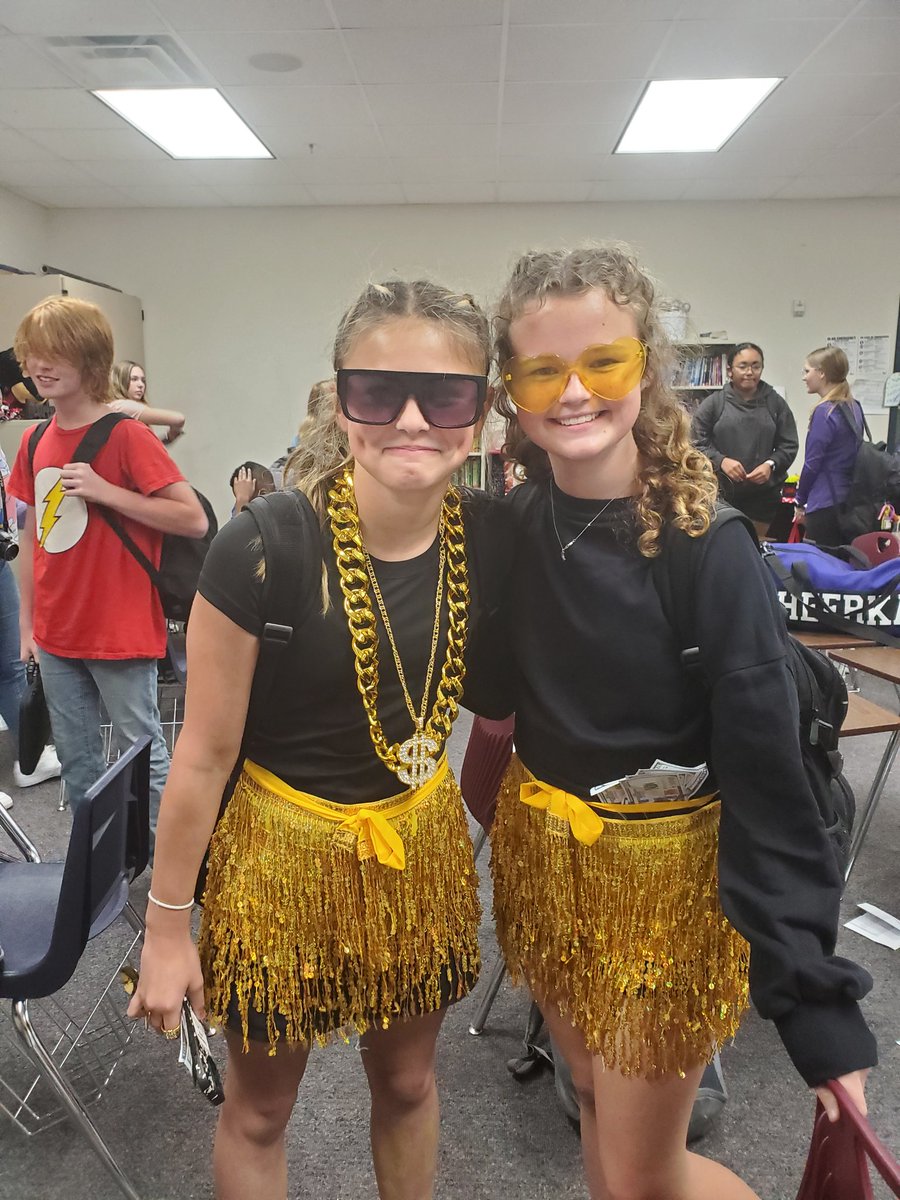 BMS_Cheerkats's tweet photo. Two Twin Cheer Kats
#BMSCheerKats #CoachEm #SpiritWeek
#GameOn #Bobkats2K3
#WillisISDBrabham https://t.co/PRvVVxtsAB