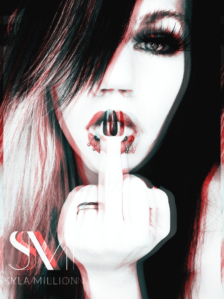 Skyla_Million's tweet photo. Ich liebe mein Leben 🔥 

(Man muss ja alles mit Logo vollklatschen, bevor wieder jemand bilder klaut) 🤣 https://t.co/G1nVDHOAA5