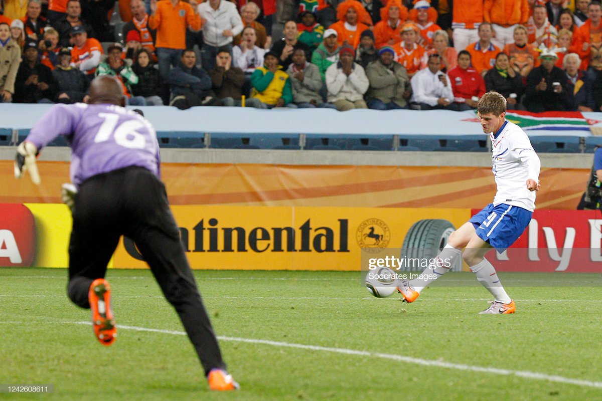 CopaLendas's tweet photo. Klaas-Jan Huntelaar, Holanda 🇳🇱.
Copa do Mundo de 2010, África do Sul.
Vice campeão.
1 gol, 4 jogos.
#huntelaar #nederland #worldcup2010 #copa2010 #fifa #legende #hunter #uurwerkoranje #nederlandsecarrousel #oranje #knvb #capetownstadium #ned #panini #qatar2022 https://t.co/xpSWRNOyaI