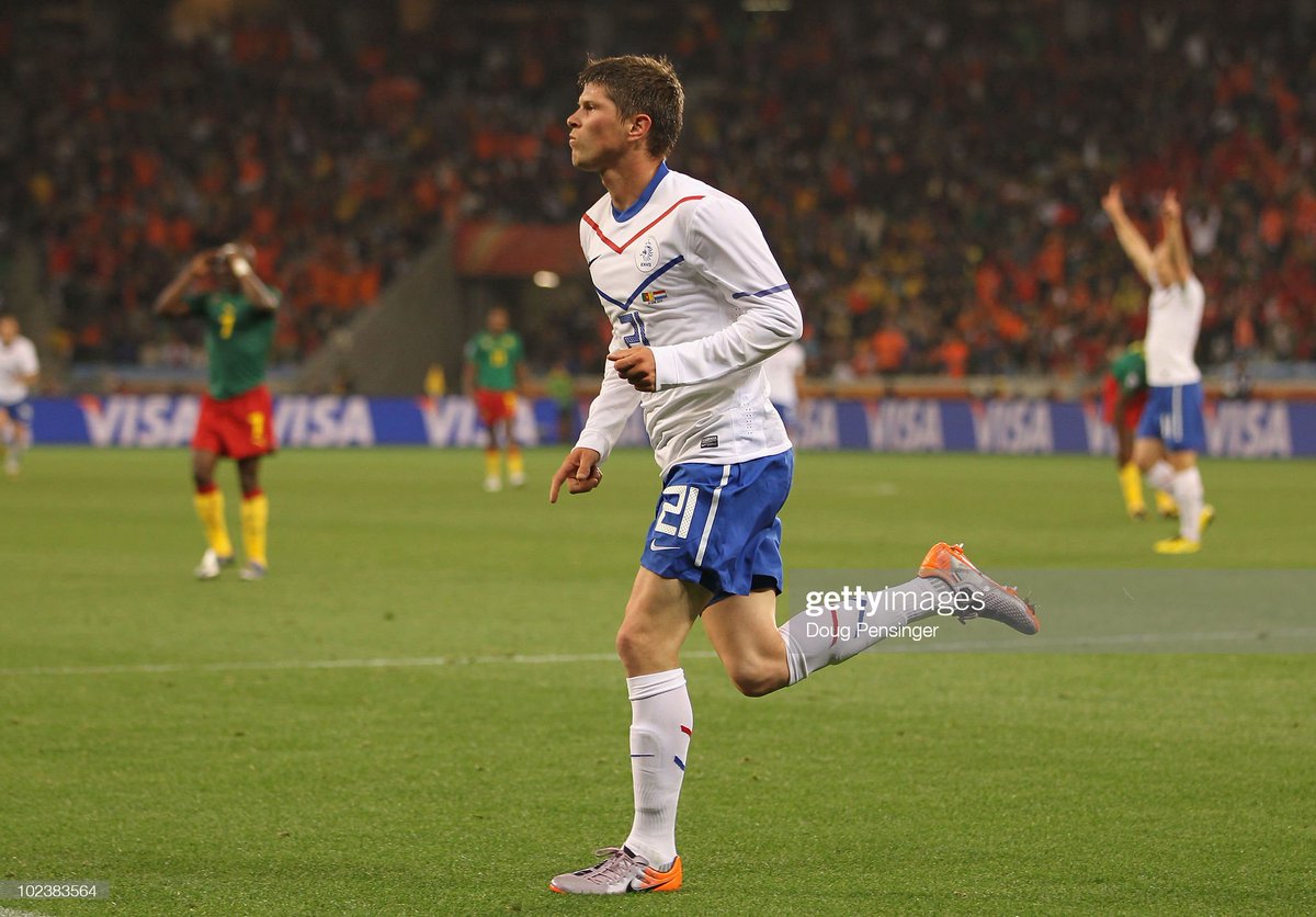 CopaLendas's tweet photo. Klaas-Jan Huntelaar, Holanda 🇳🇱.
Copa do Mundo de 2010, África do Sul.
Vice campeão.
1 gol, 4 jogos.
#huntelaar #nederland #worldcup2010 #copa2010 #fifa #legende #hunter #uurwerkoranje #nederlandsecarrousel #oranje #knvb #capetownstadium #ned #panini #qatar2022 https://t.co/xpSWRNOyaI