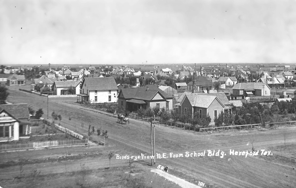 TracesofTexas's tweet photo. A bird's eye view of Hereford, Texas. I love the wide streets, the horse and wagon, and that awesome, flat horizon line. https://t.co/VCKWQHJddf