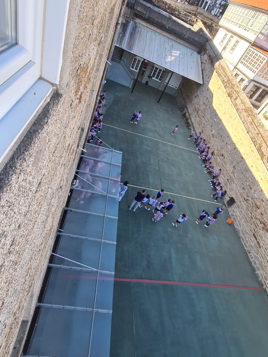 cdmcompostela's tweet photo. As nenas e os nenos de 1º de Educación Primaria gozaron da materia de Música ao aire libre. Esta práctica ten múltiples beneficios para o alumnado xa que facer actividades ao aire libre axúdalles a mellorar os seus niveles de aprendizaxe e descubrir en liberdade. https://t.co/Fv8OhyIiu6
