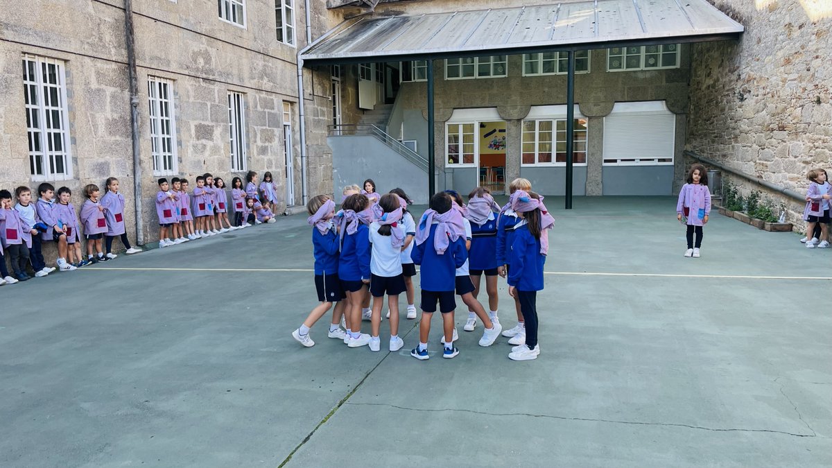 cdmcompostela's tweet photo. As nenas e os nenos de 1º de Educación Primaria gozaron da materia de Música ao aire libre. Esta práctica ten múltiples beneficios para o alumnado xa que facer actividades ao aire libre axúdalles a mellorar os seus niveles de aprendizaxe e descubrir en liberdade. https://t.co/Fv8OhyIiu6