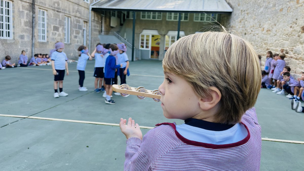 As nenas e os nenos de 1º de Educación Primaria gozaron da materia de Música ao aire libre. Esta práctica ten múltiples beneficios para o alumnado xa que facer actividades ao aire libre axúdalles a mellorar os seus niveles de aprendizaxe e descubrir en liberdade.
